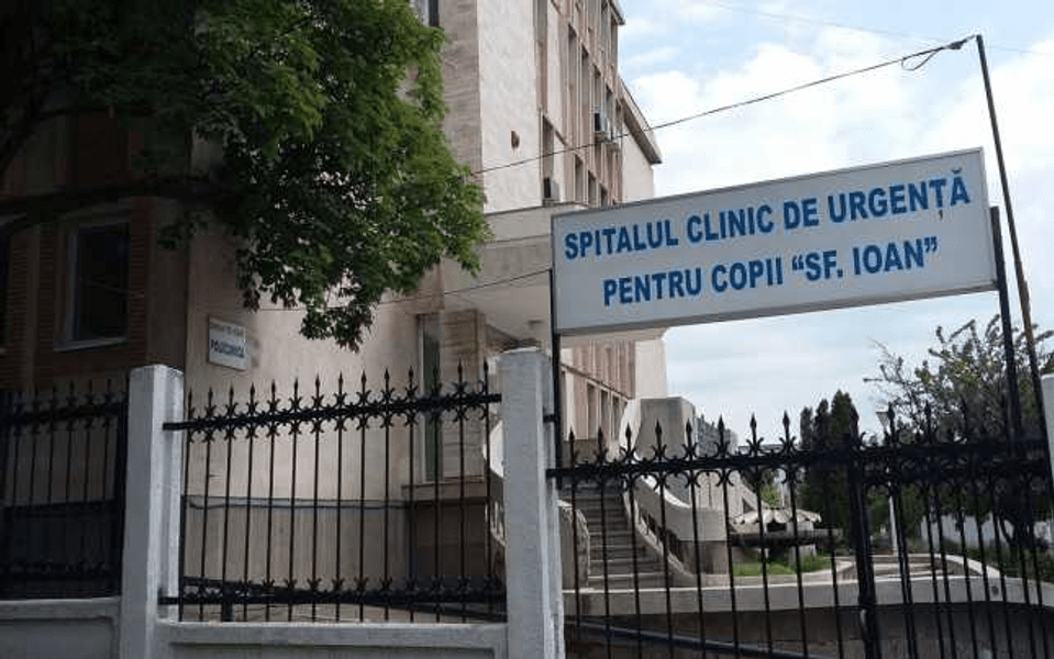 VIDEO Incendiu la Spitalul de Copii din Galați. Zeci de pacienți și angajați, evacuați din clădire
