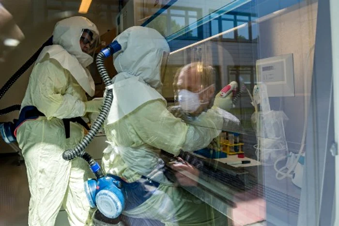 
    Românii au fost șocați să afle că vor fi carantinați în aeroport, timp de 14 zileFoto: AFP  