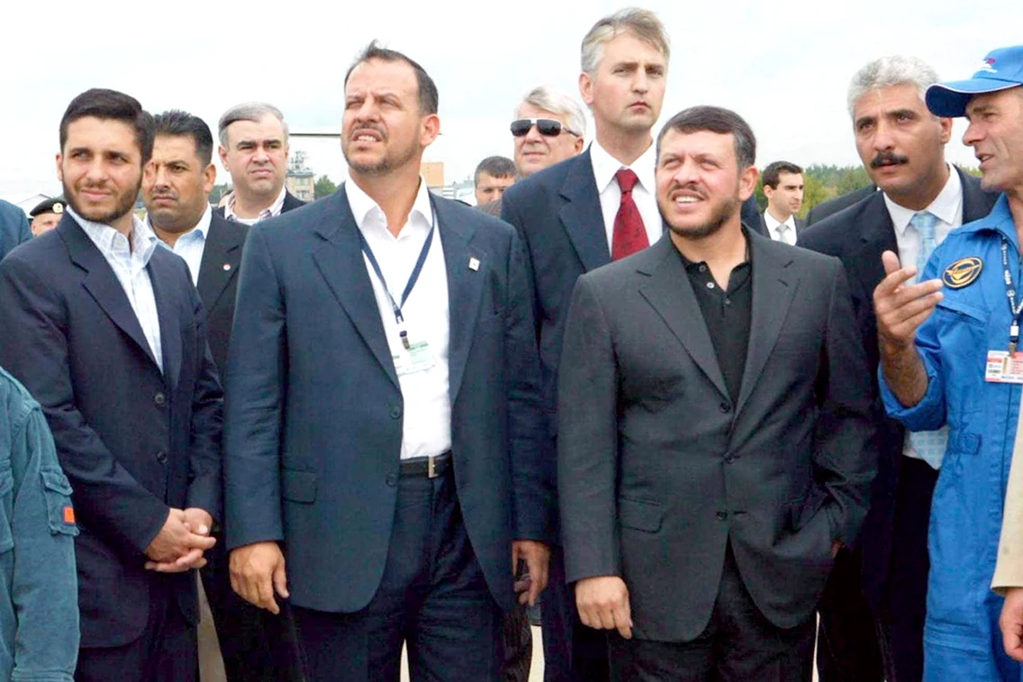 Regele Abdullah al Iordaniei și frații săi, Prinții Faisal (centru) și Hamza (stânga)
