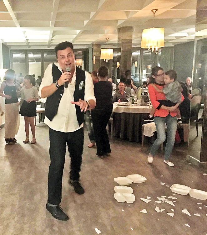 
    Adrian Enache a spart  un rând de farfurii din  porțelan, ca în Grecia,  pentru a alunga ghinionul  