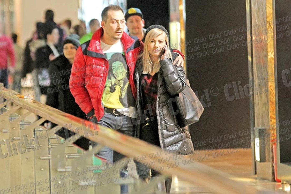 
    Ştefan şi soprana Irina  Ioana Baianţ au ieşit  luni seară la un film,  la mall-ul din Băneasa (FOTOGRAFII: MIHAI IONESCU/ARHIVA PERSONALĂ)  