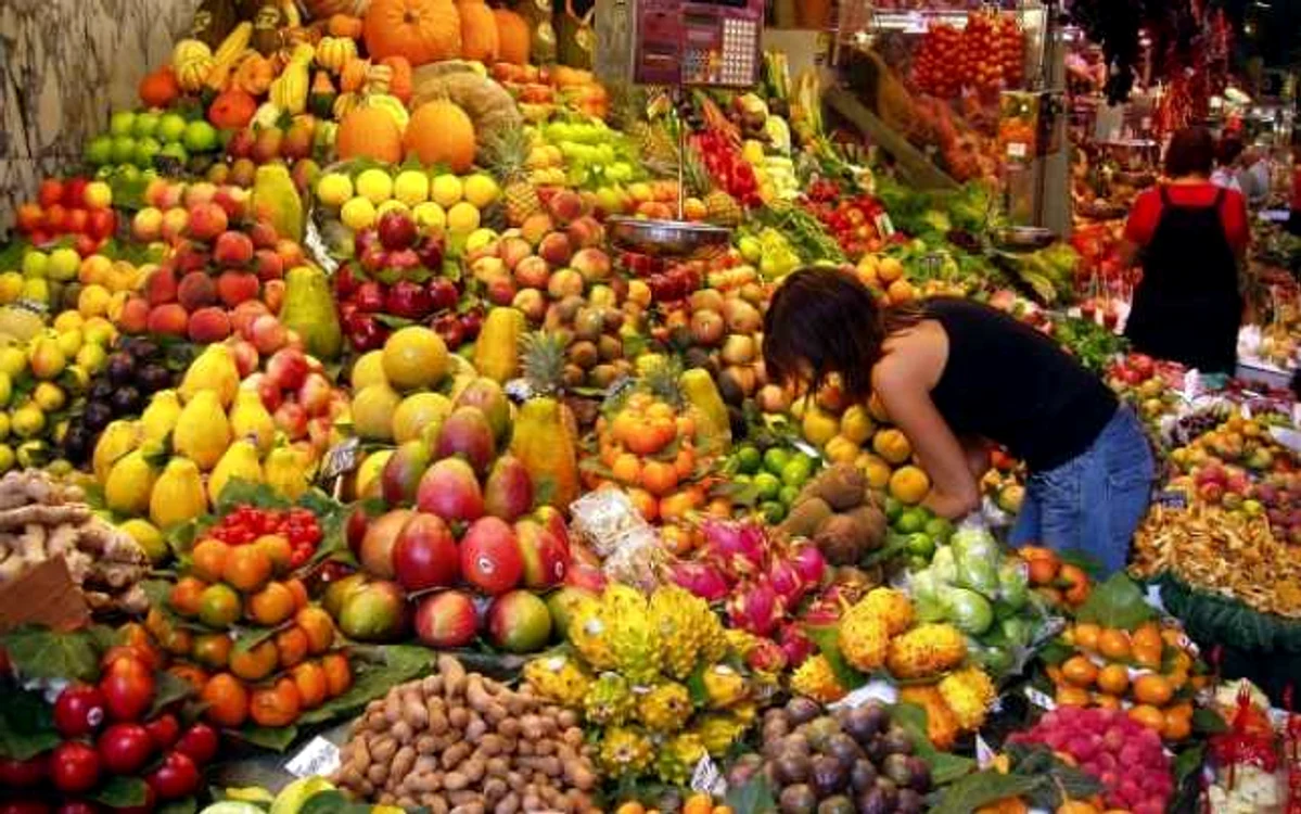 Oamenii mănâncă multe fructe fără să se gândească dacă le fac rău sau bine
