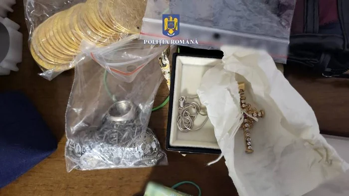 Bunurile găsite la domiciliile suspecților de înșelăciune FOTO IPJ Bacău