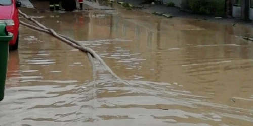 Inundaţii în ţară după ploi torenţiale FOTO captură News.ro