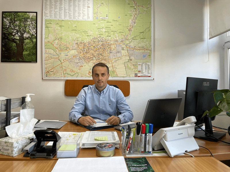 Scandal tricolor în Baia Mare. Viceprimarul UDMR: „Nu am recurs la niciun act îndreptat împotriva vreunui simbol național”