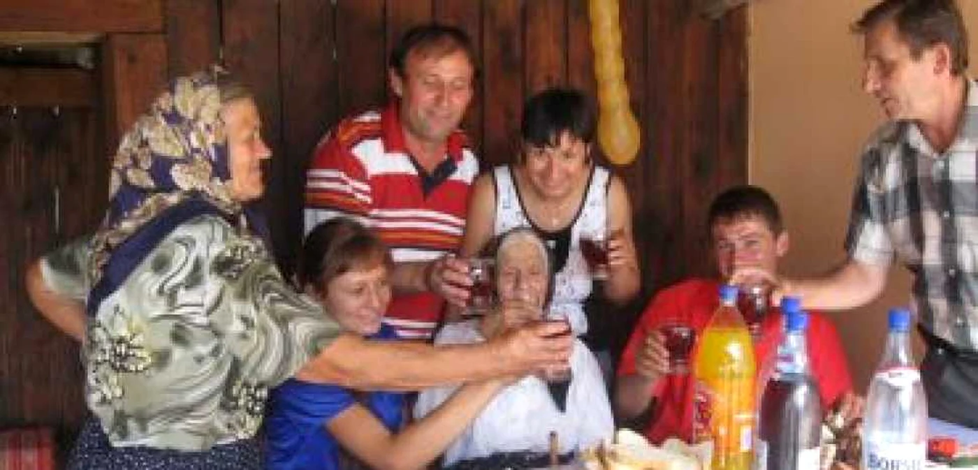 Târgu-Jiu: Femeie în vârstă 100 de ani, sărbătorită cu lăutari