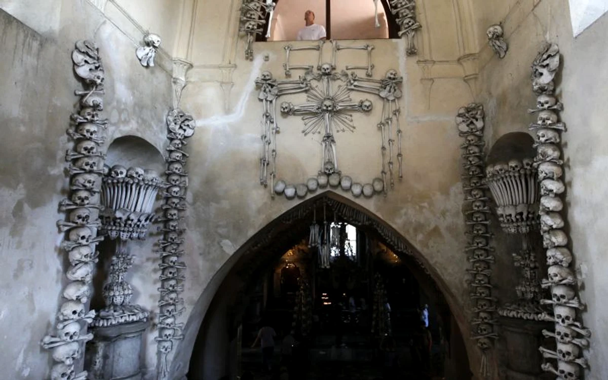 Biserica de la Sedlec este decorată cu oase umane FOTO: Reuters