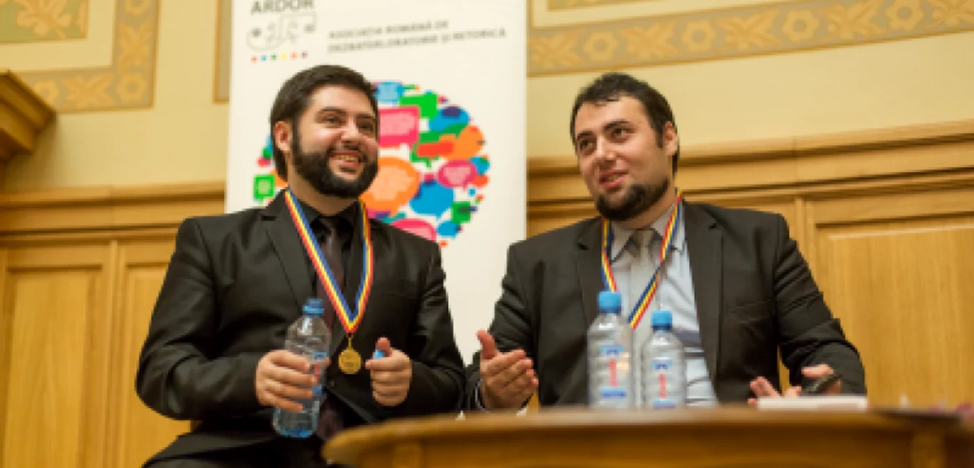 Şerban Pitic şi David Moscovicim câştigătorii Turneului Campionilor în Dezbateri 2015 FOTO ARDOR