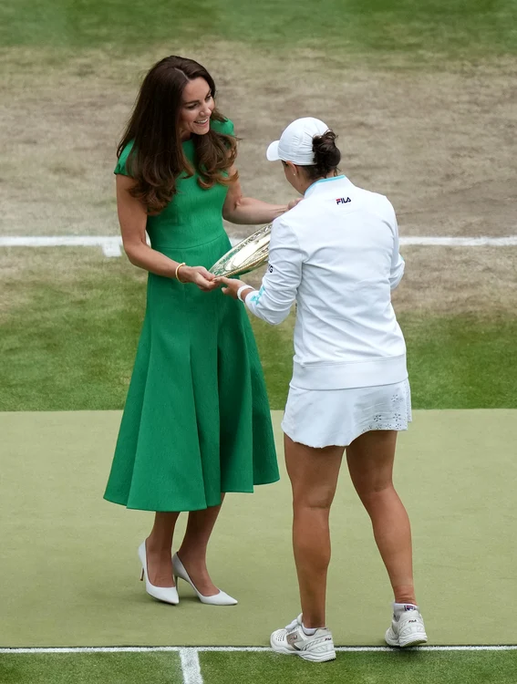 Kate Middleton i-a acordat trofeul învingătoarei de anul acesta de la Wimbledon. Foto: Getty Images