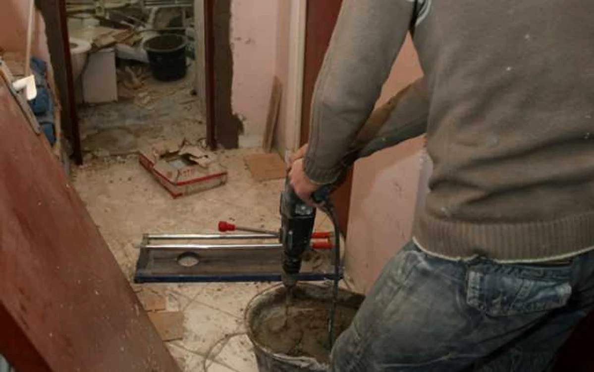 Cei mai mulţi locatari dărâmă pereţii fără să le pese că modifică structura de rezistenţă a imobilului