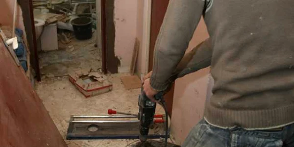 Cei mai mulţi locatari dărâmă pereţii fără să le pese că modifică structura de rezistenţă a imobilului
