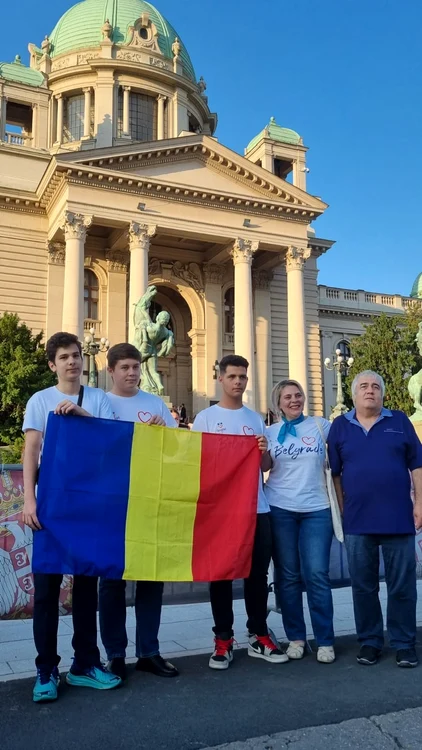 Prof. Aurel Chiriță alături de o parte dintre olimpicii pe care îi antrenează FOTO: Fb. Vanina Badea