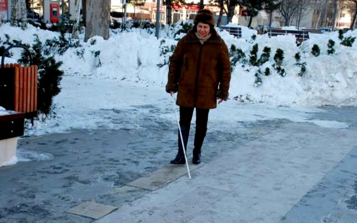 Elena Miuţescu spune că astfel de benzi de cauciuc ar trebui să fie montate şi în zona semafoarelor din Brăila   FOTO Florentin Coman