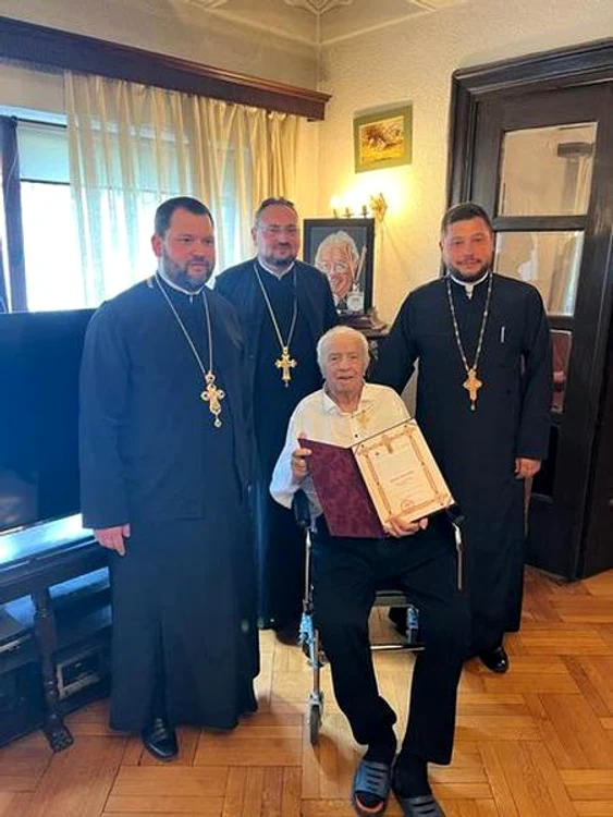 A fost premiat acasă  de Arhiepiscopia Sucevei și Rădăuților  cu Ordinul „Crucea  Bucovinei"