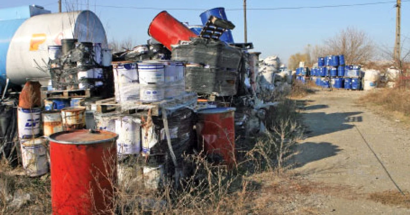 Peste 2.200 de tone de deşeuri au fost abandonate într-un depozit din Chitila