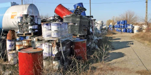 Peste 2.200 de tone de deşeuri au fost abandonate într-un depozit din Chitila 