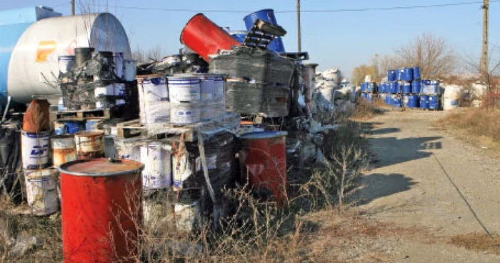 Peste 2.200 de tone de deşeuri au fost abandonate într-un depozit din Chitila 