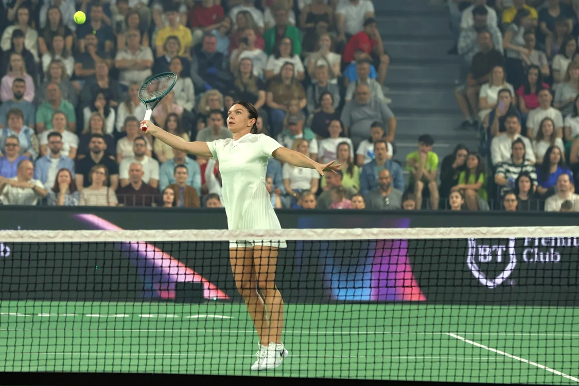 Simona Halep și-a permis acum să urce și lângă fileu (Foto: Marian Burlacu)