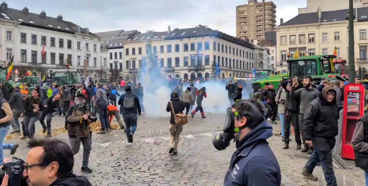 Confruntări violente între fermieri şi forţele de ordine, la Bruxelles. FOTO: X/LucAuffret
