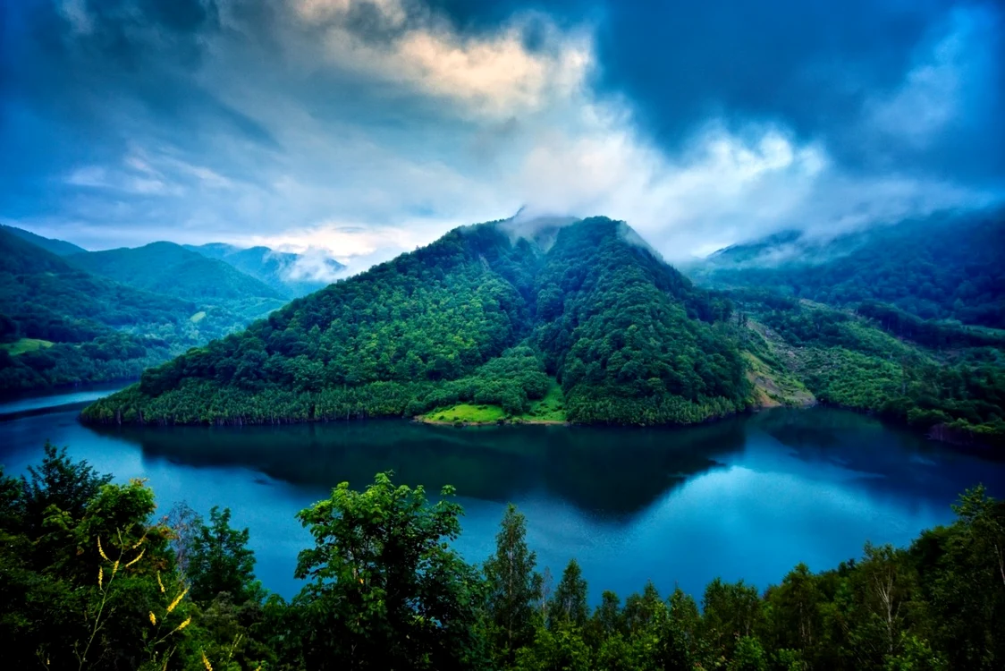 Lacul oferă o privelişte rară