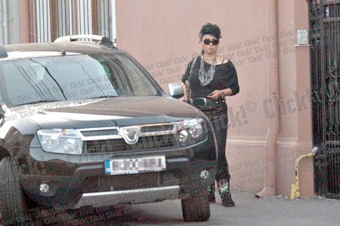 Adriana locuieşte în vila de patru  camere din centrul Capitalei cu cei doi  copii ai ei, dar şi cu mama şi sora sa