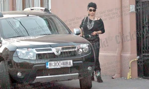 Adriana locuieşte în vila de patru  camere din centrul Capitalei cu cei doi  copii ai ei, dar şi cu mama şi sora sa jpeg