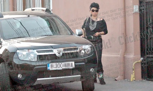 Adriana locuieşte în vila de patru  camere din centrul Capitalei cu cei doi  copii ai ei, dar şi cu mama şi sora sa jpeg