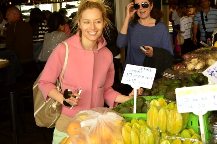 Laura a inspectat cu atenţie piaţa din Tel Aviv, fiind pasionată de fructe (foto: arhiva personală)