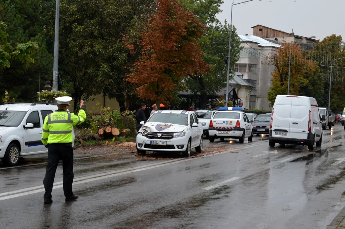 Poliţia dirijează circulaţia