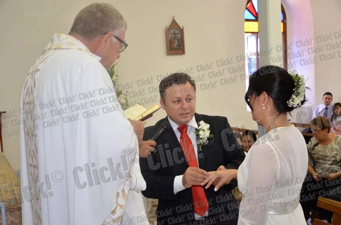 
    Dragoş a fost  emoţionat când  i-a pus Melissei  verigheta  
