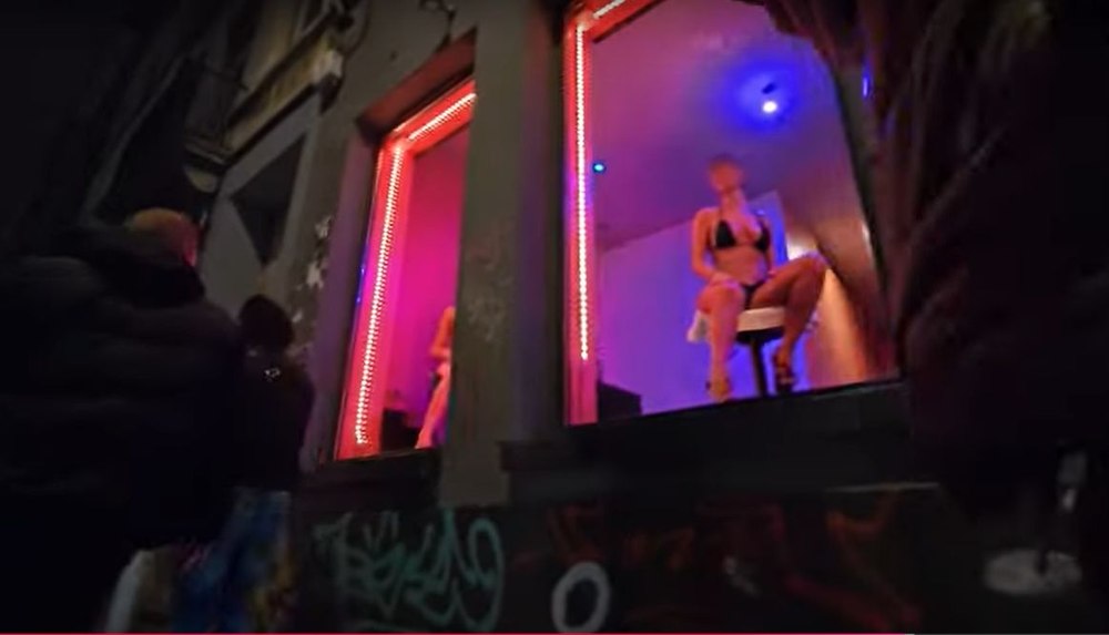 Prostituția româncelor în Bruxelles și impactul asupra legalității și traficului de persoane | sursa foto: Adevarul Prostituția româncelor în Bruxelles și impactul asupra legalității și traficului de persoane | sursa foto: Adevarul