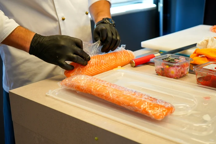 Cineva prepară sushi