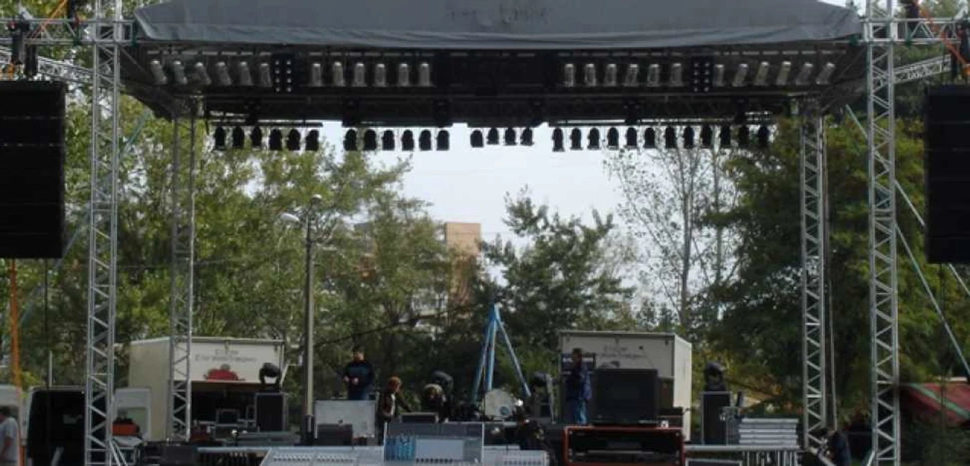 Arad: Scena e pregătită pentru Kevin Costner