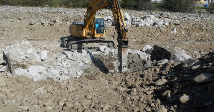 Lucrări de regularizare a albiei pârârului Tarcău FOTO: A.N. Apele Române