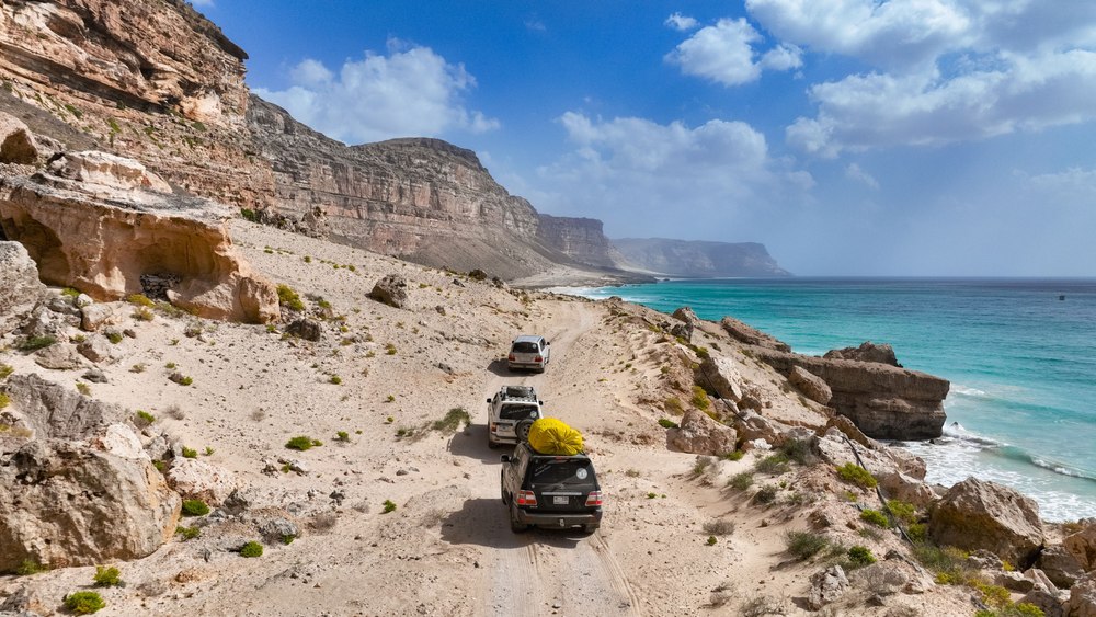 O româncă, blocată alături de sute de turiști pe o insulă pustie din Yemen. „Nimeni nu știe nimic”