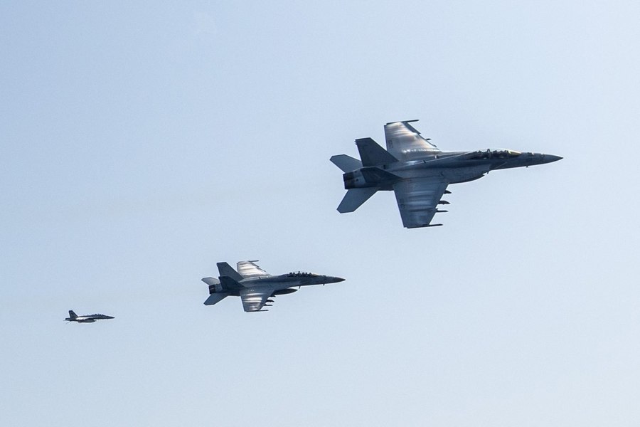 Performanță istorică pentru o femeie pilot de Super Hornet: a doborât o țintă aeriană a rebelilor Houthi deasupra Mării Roșii