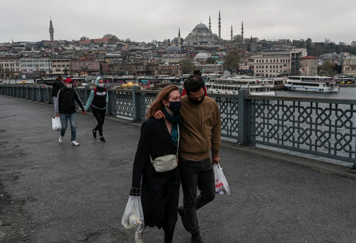 Cupluri se plimbă pe Podul Galata din Istanbul 20 aprilie 2020 FOTO EPA-EFE