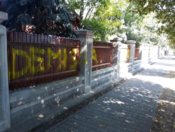 
    Gardul conacului lui Liviu Dragnea Foto: Liber în Teleorman   