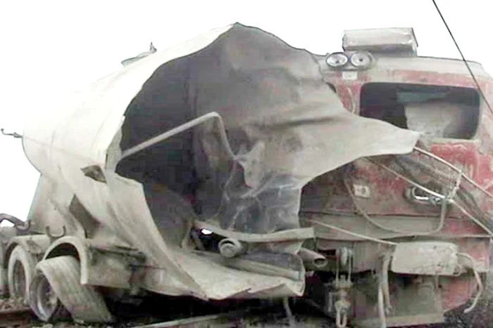 Jumătate din  betonieră a rămas  înfiptă în botul  trenului (Fotografii: reporter tv neptun)