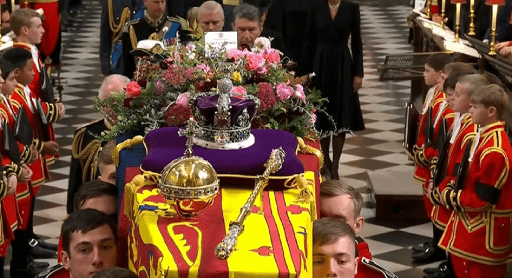 Regele Charles al III-lea a depus pe sicriul mamei sale un bilet scris de mână