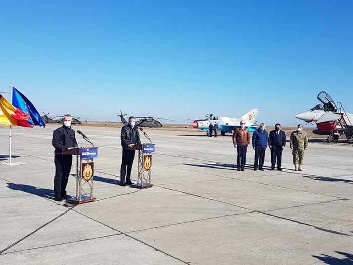Klaus Iohannis (dreapta) şi Jens Stoltenberg (stânga), la Baza Mihail Kogălniceanu FOTO Călin Gavrilaş