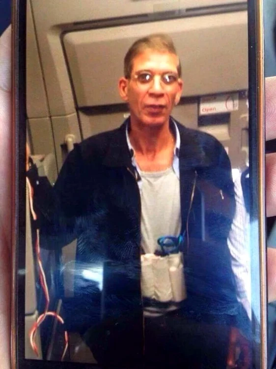 Poza neidentificata inca prezentandu-l pe piratul aerului de la bordul avionului EgyptAir deturnat la Larnaca FOTO RTFrance/Twitter