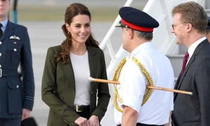 Kate Middleton a optat să poarte, la rândul său, pantaloni evazați, asemenea lui Meghan  jpeg