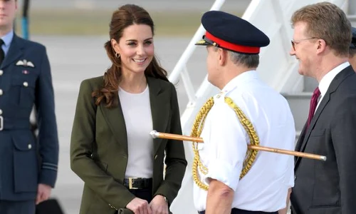 Kate Middleton a optat să poarte, la rândul său, pantaloni evazați, asemenea lui Meghan  jpeg