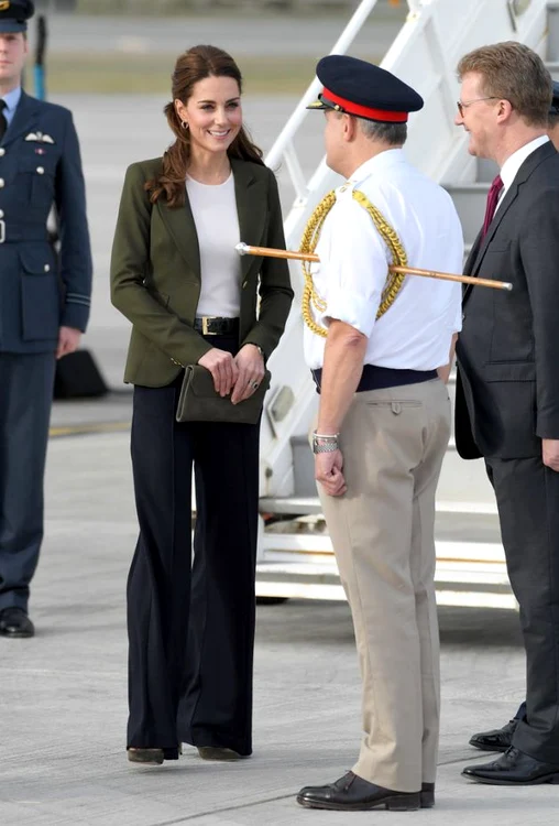Kate Middleton a optat să poarte, la rândul său, pantaloni evazați, asemenea lui Meghan 