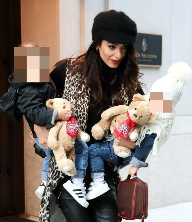 Amal Clooney, cu gemenii Ella şi Alexander