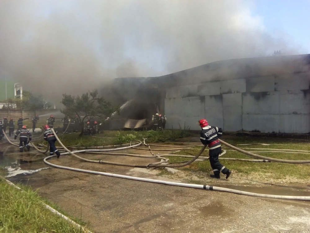Pompierii se luptă să stingă flăcările care au cuprins tot depozitul (foto:ISU București-Ilfov)