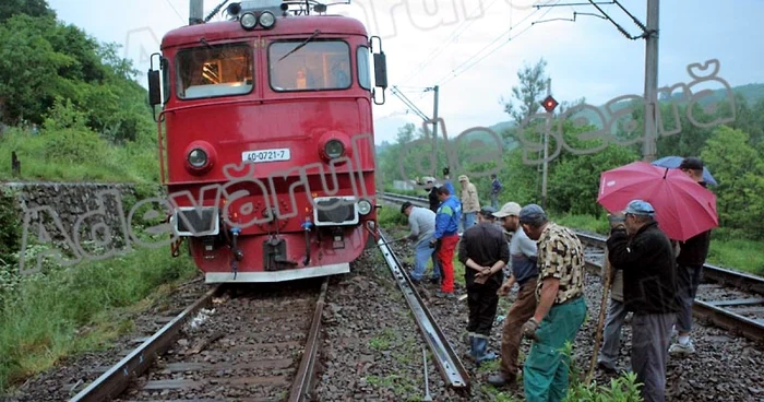 Locomotiva a blocat traficul feroviar pe un fir încă de la ora 18.00, Foto: Bogdan Crăciun