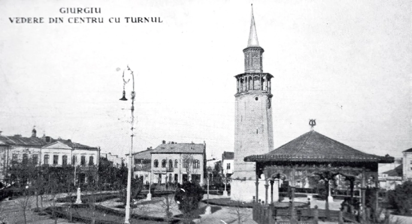 Turnul si Pavilionul Muzical. Acesta din urmă a fost mutat în Parcul Aleii,  aflat la mică distanță
