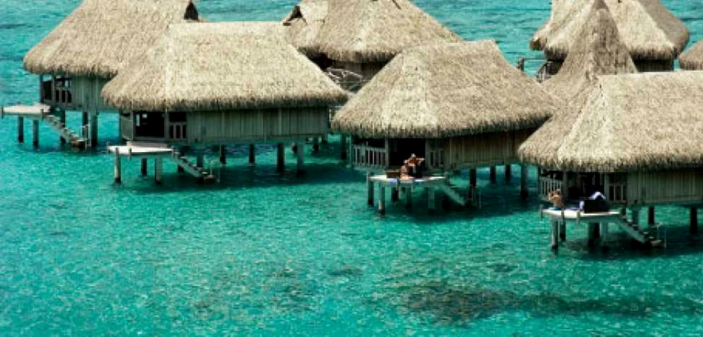 Bungalowurile din insula Bora Bora sunt locul ideal pentru o vacanţă exotică şi romantică